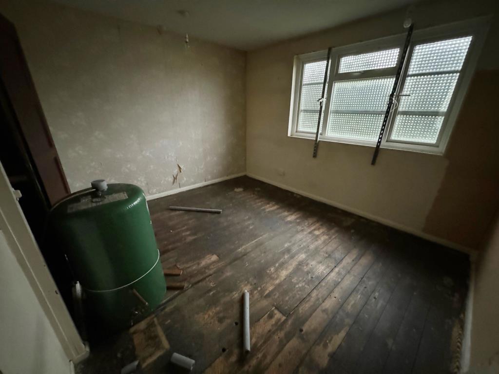 Lot: 93 - THREE-BEDROOM HOUSE FOR IMPROVEMENT AND REPAIR - Bedroom 1